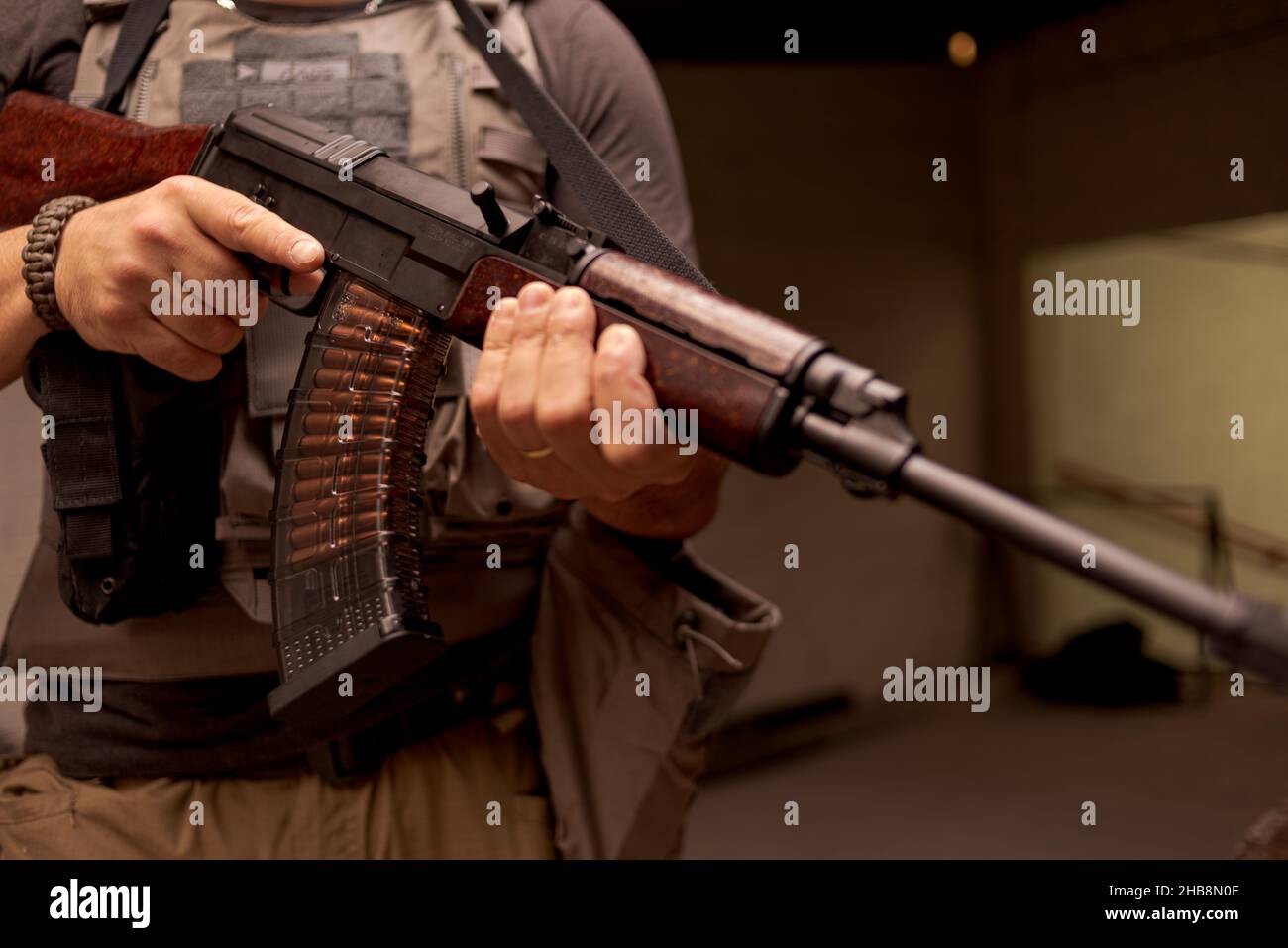 Männlicher Soldat mit Gewehr-Maschinengewehr Stockfoto