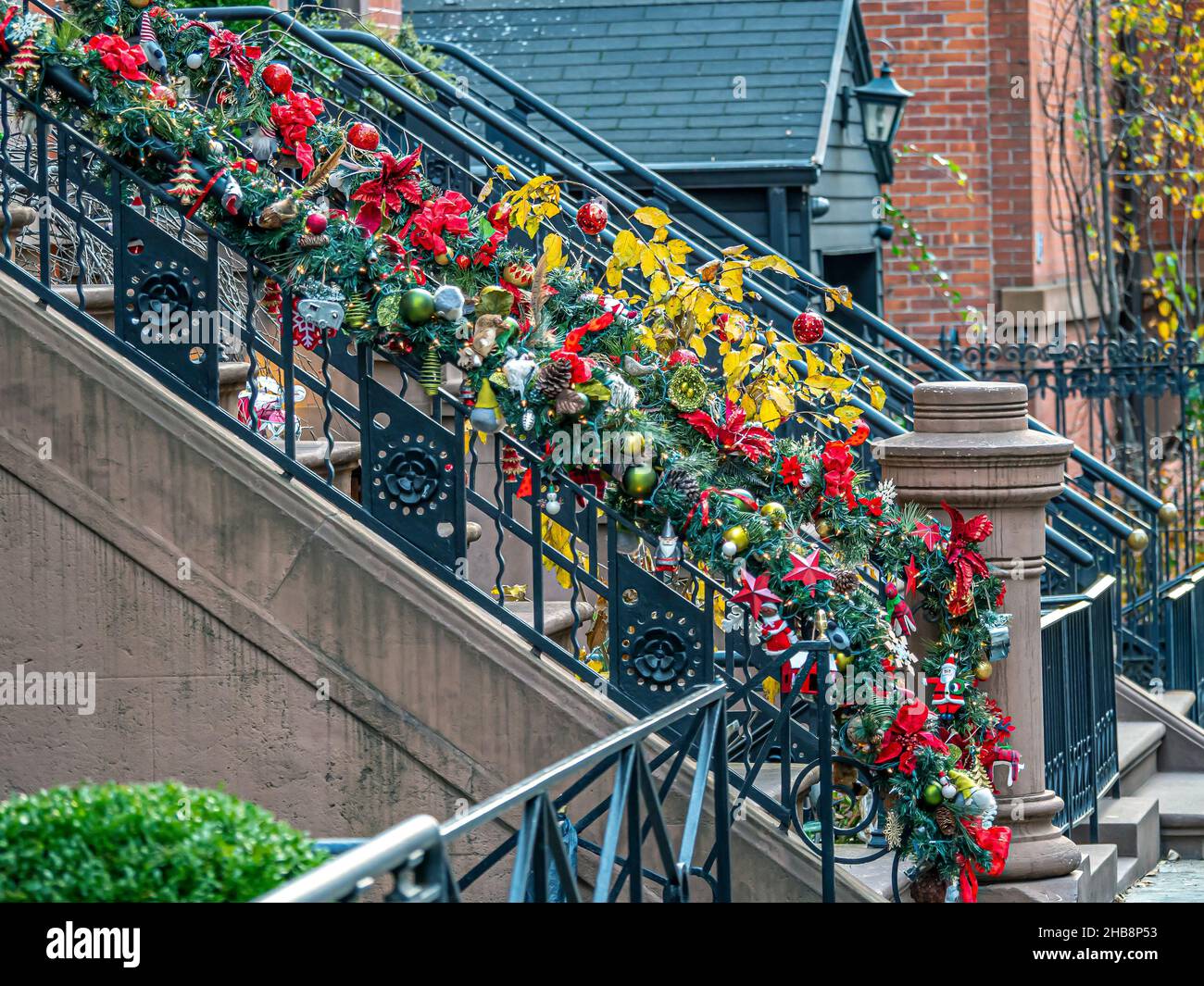 Weihnachten Dekoration auf Treppen aus Brownstone Stockfoto