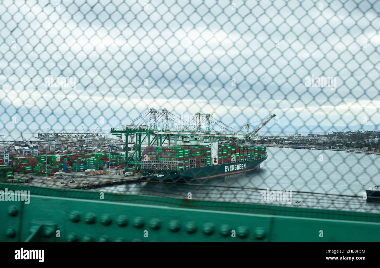 13. Dezember 2021. Im Hafen von Los Angeles warten Schiffscontainer. Stockfoto