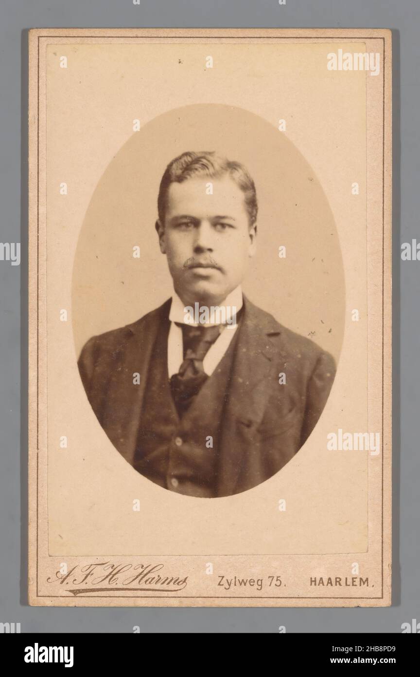 Porträt eines unbekannten Mannes, August Ferdinand Heinrich Harms (auf Objekt erwähnt), Haarlem, c. 1884 - c. 1900, Karton, Papier, Albumin-Print, Höhe 104 mm × Breite 66 mm Stockfoto