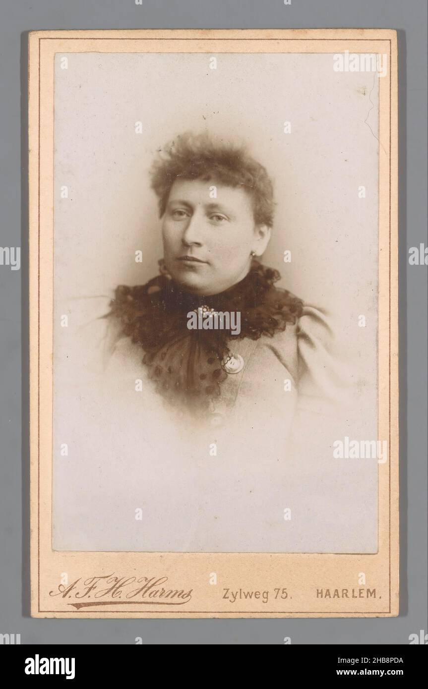 Porträt einer unbekannten Frau, August Ferdinand Heinrich Harms (auf Objekt erwähnt), Haarlem, c. 1884 - c. 1900, Karton, Papier, Höhe 105 mm × Breite 65 mm Stockfoto