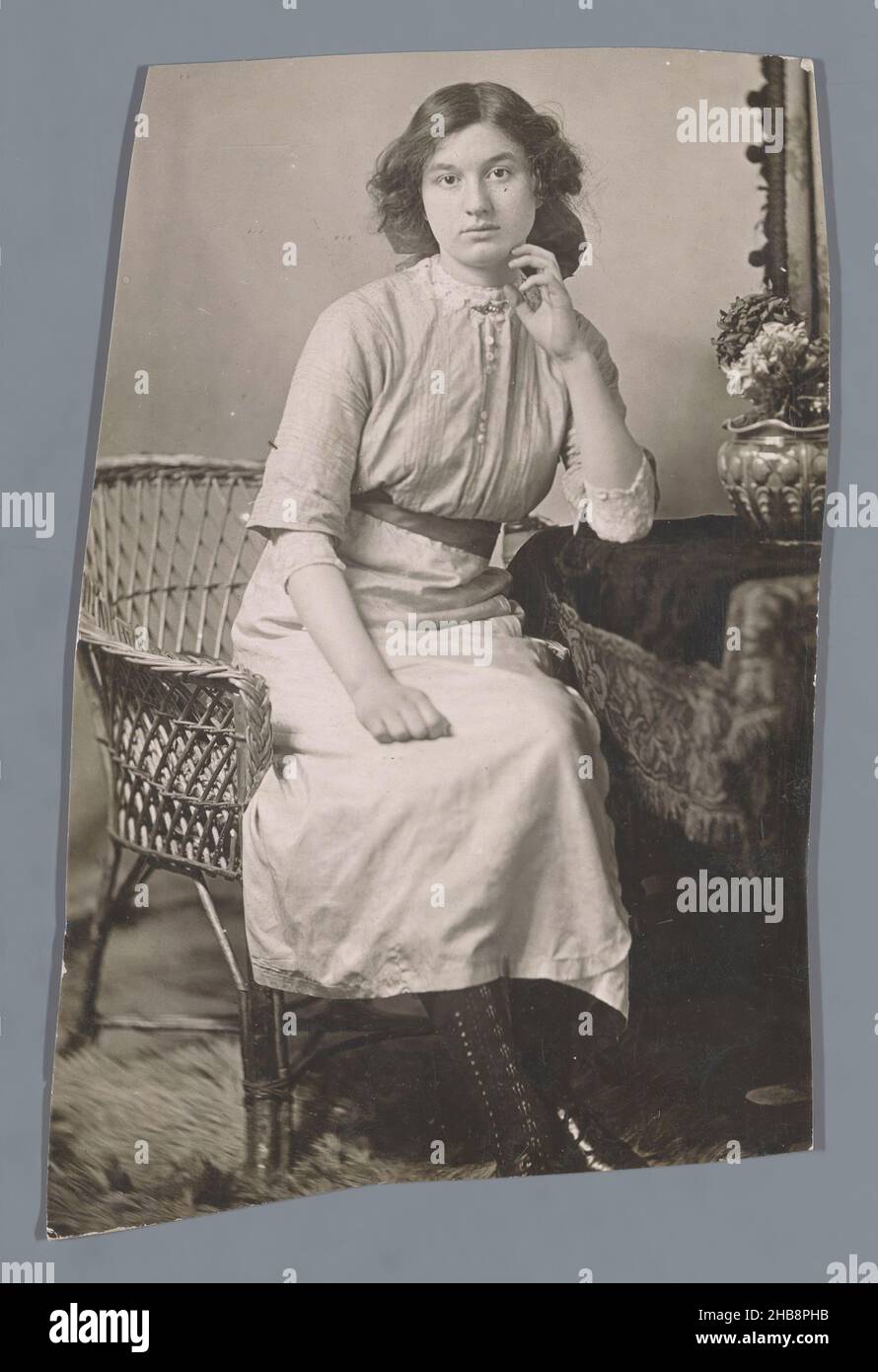 Porträt einer unbekannten Frau, anonym, c. 1920 - c. 1940, fotografischer Träger, Silbergelatine-Druck, Kappen, Höhe 103 mm × Breite 65 mm Stockfoto