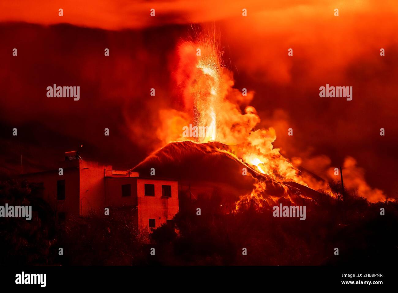 Ausbrechender Vulkan, cumbre vieja, la Palma. Vulkanausbruch in der Nacht im Dezember. Polizeibarriere, Mirador de TajuyaAussichtspunkt. Stockfoto