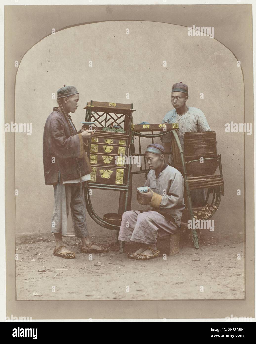 Drei chinesische Kaufleute auf einem Wagen, Raimund von Stillfried-Ratenitz (möglicherweise), 1871 - 1886, fotografische Unterstützung, Karton, Albumendruck, Höhe 405 mm × Breite 312 mm Stockfoto