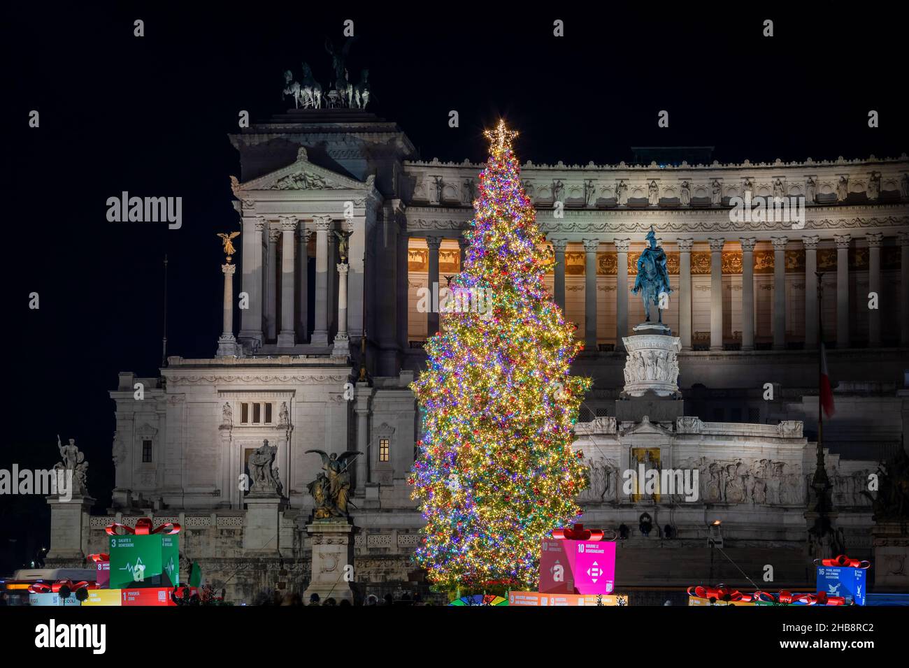 Rom, Italien - 12. Dezember 2021: Weihnachtsbaum auf der Piazza Venezia schmücken Weihnachtsdekorationen und Lichter den ganzen Platz, im Hintergrund das N Stockfoto