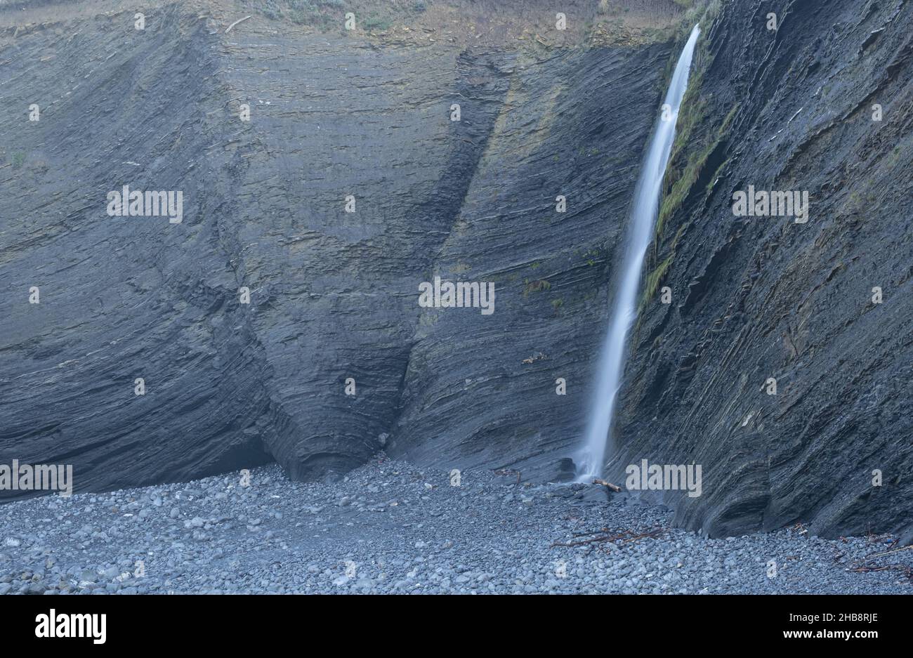 Wasserfall im Flusch von Zumaia, Geopark der Baskenküste Stockfoto