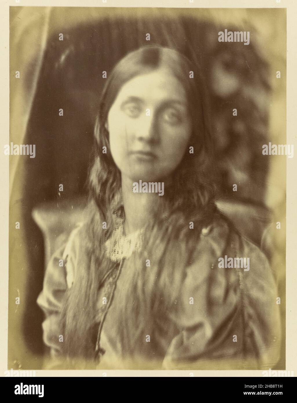 Porträt von Julia Jackson, Julia Margaret Cameron (zugeschrieben), Großbritannien, 1864 - 1865, Papier, Karton, Albumindruck, Höhe 236 mm × Breite 181 mmhöhe 352 mm × Breite 244 mm Stockfoto