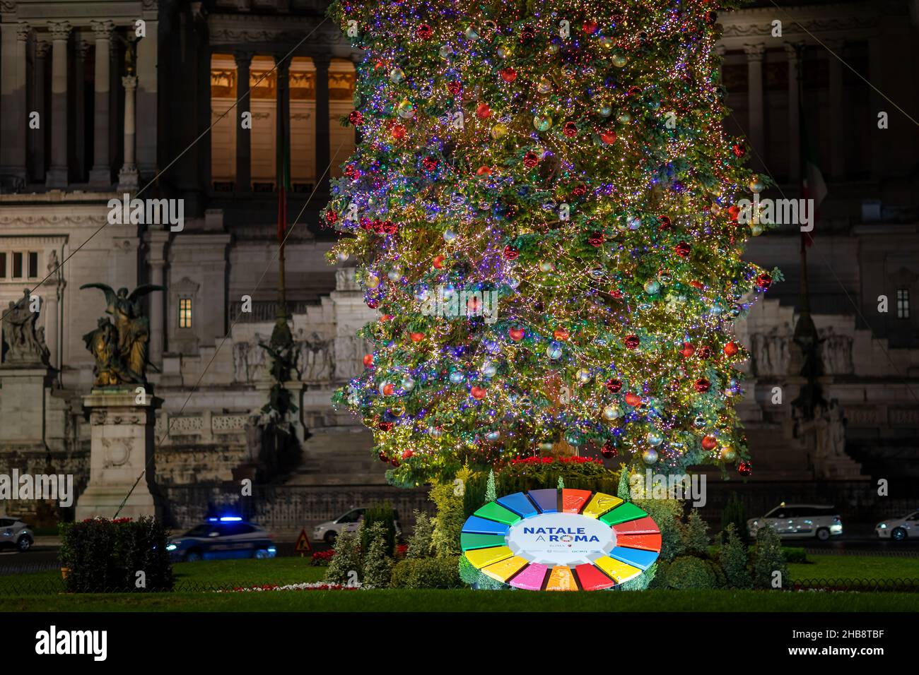 Rom, Italien - 12. Dezember 2021: Weihnachtsbaum auf der Piazza Venezia schmücken Weihnachtsdekorationen und Lichter den ganzen Platz, im Hintergrund das N Stockfoto
