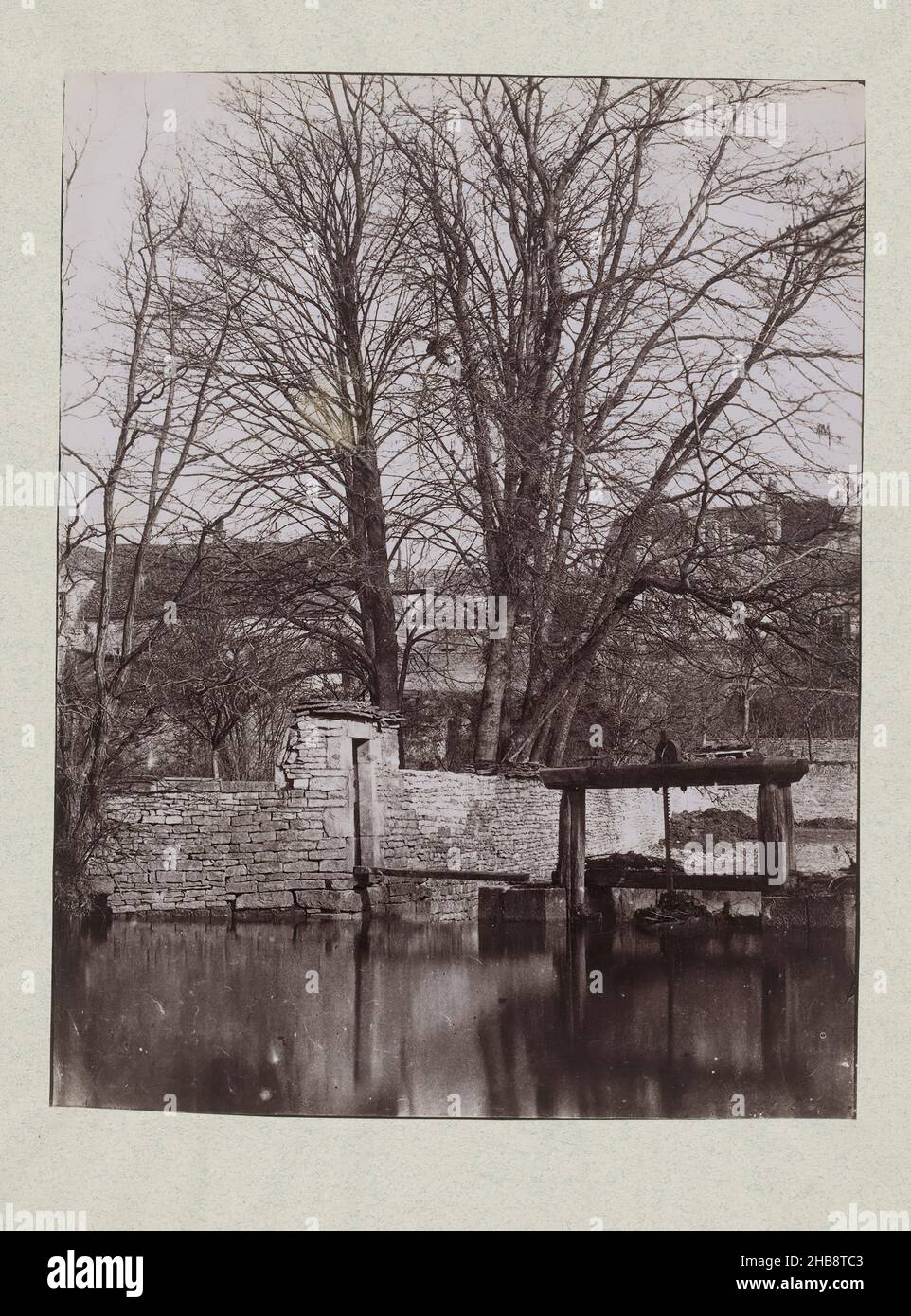 Blick auf Schleuse im Fluss, anonym, c.. 1850 - c. 1900, Albumin-Druck, Höhe 254 mm × Breite 196 mm Stockfoto