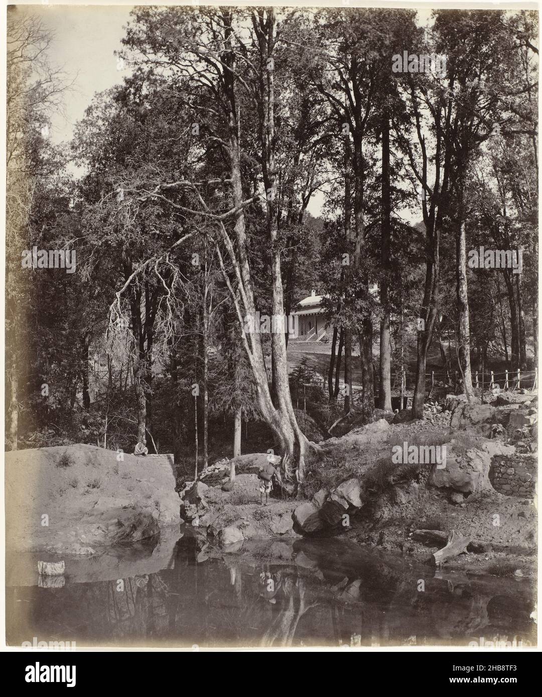 Zwei Männer am Wasser bei Murree, Ashleigh-Ansicht von Tank, Murree (Originaltitel), Samuel Bourne (zugeschrieben), Murree, 1864, Papier, Albumendruck, Höhe 288 mm × Breite 241 mm Stockfoto