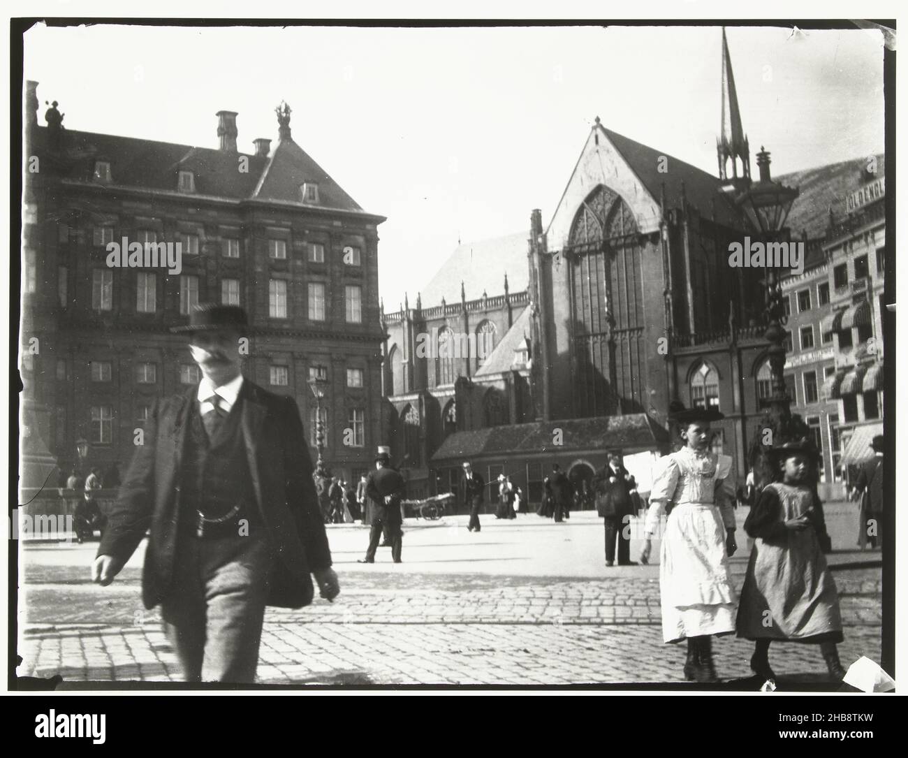 Blick auf den Dam-Platz in Amsterdam, die Neue Kirche und der Palast sind im Hintergrund zu sehen., George Hendrik Breitner, Drucker: Harm Botman (auf Objekt erwähnt), Amsterdam, Drucker: Niederlande, c. 1890 - c. 1910, Papier, Silbergelatine-Druck, Höhe 50,5 cm × Breite 39,3 cmHöhe 40,0 cm × Breite 30,5 cm Stockfoto