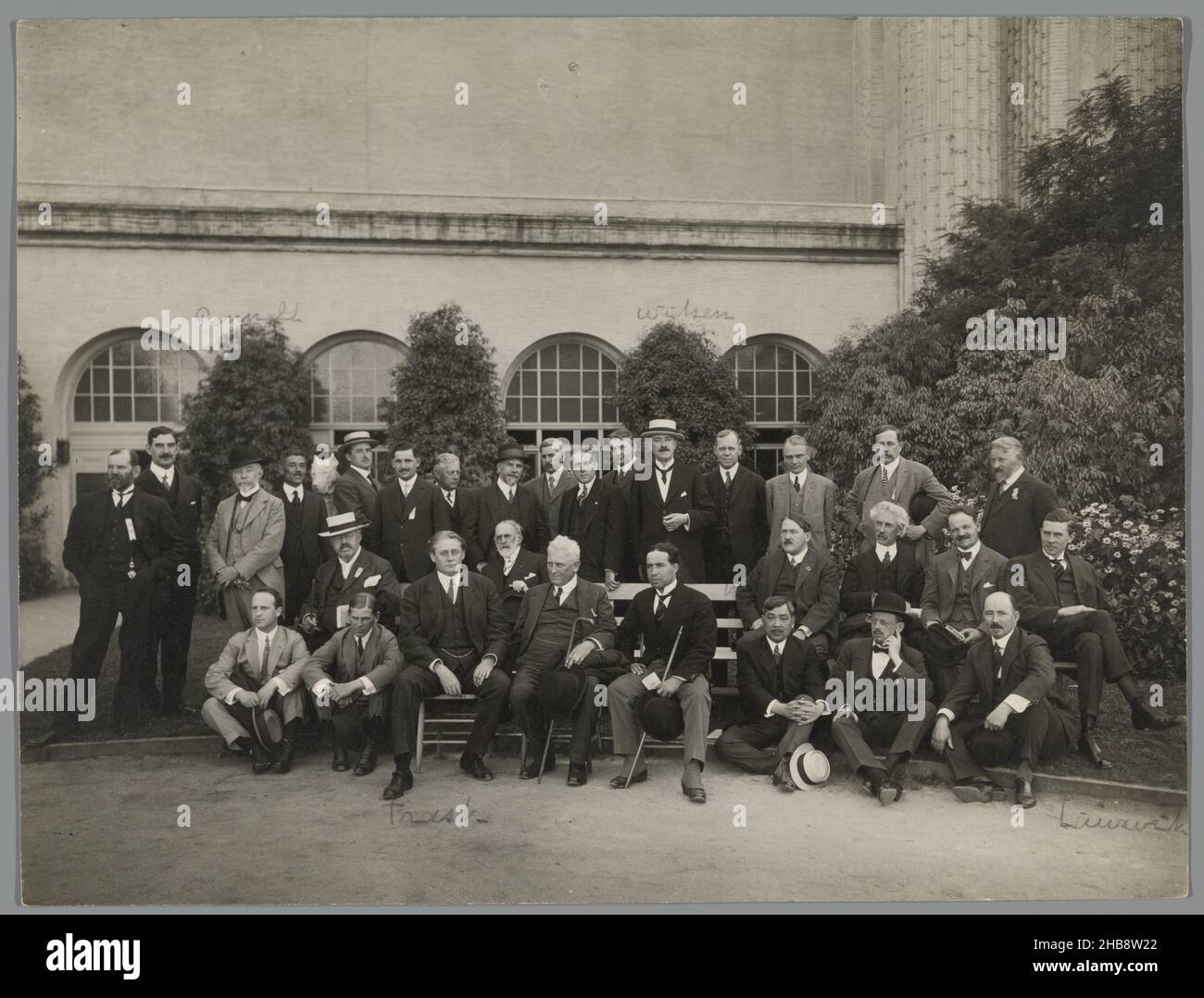 Witsen mit Gruppe (San Francisco), Gabriel Moulin, San Francisco, c. 1860 - c. 1915, Papier, Silbergelatine-Druck, Höhe 184 mm × Breite 243 mm Stockfoto