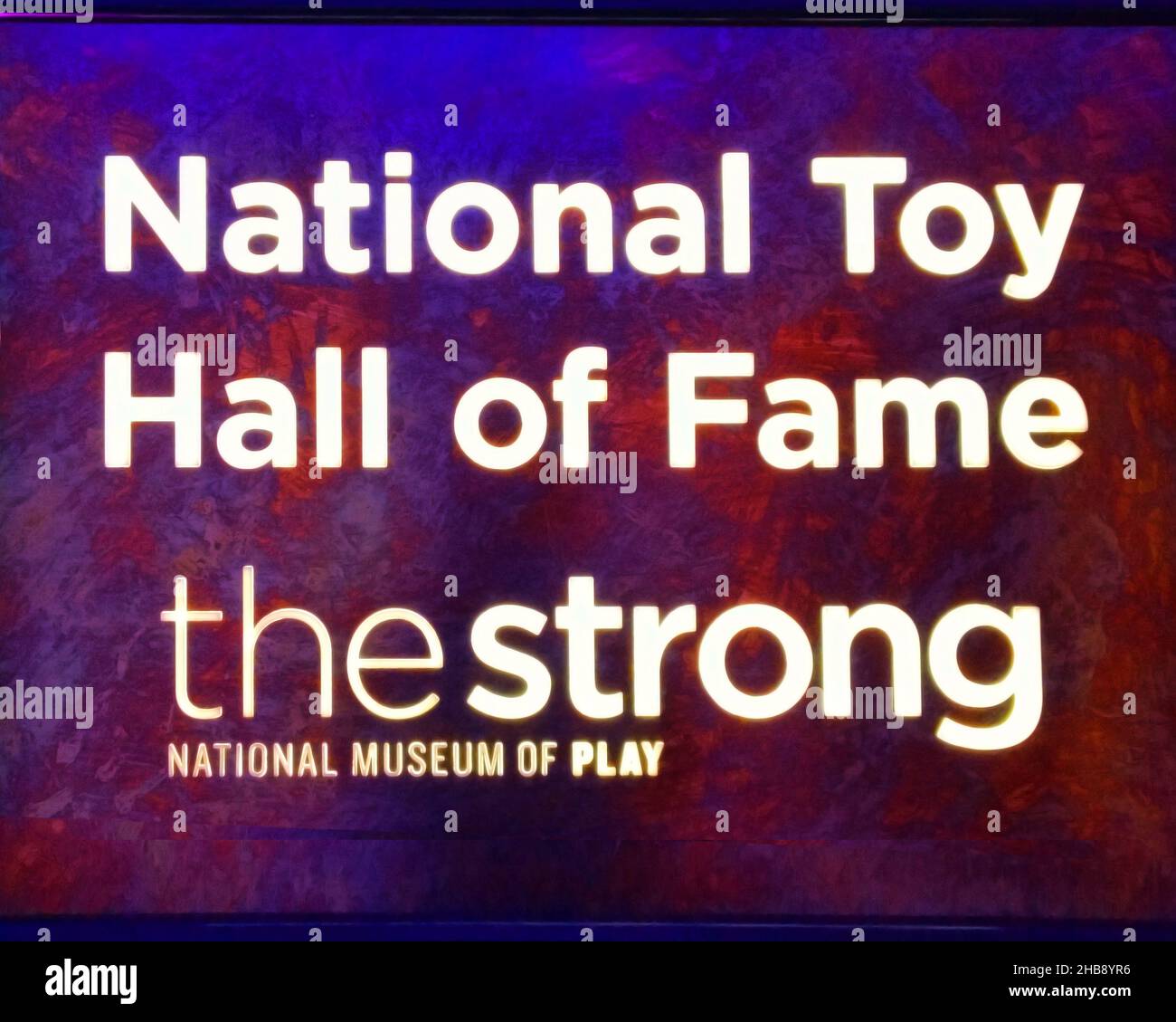 Rochester, New York, USA. 16. Dezember 2021. Beleuchtetes Schild für den Eingang zur National Toy Hall of Fame im Strong Museum of Play in Roches Stockfoto