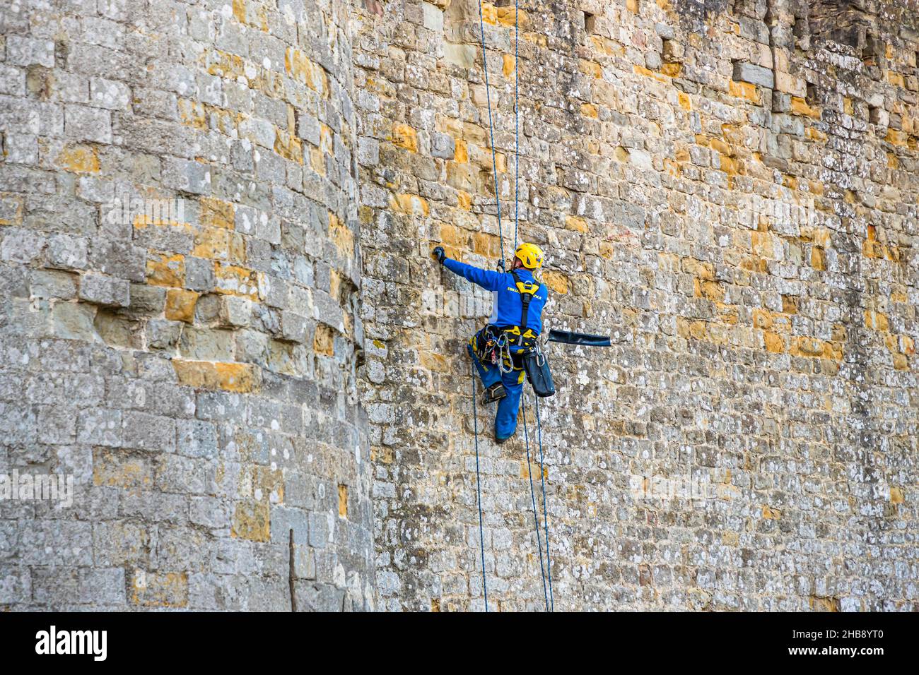 Fassadenkletterer inspiziert die alte Stadtmauer von Carcassonne, Frankreich Stockfoto