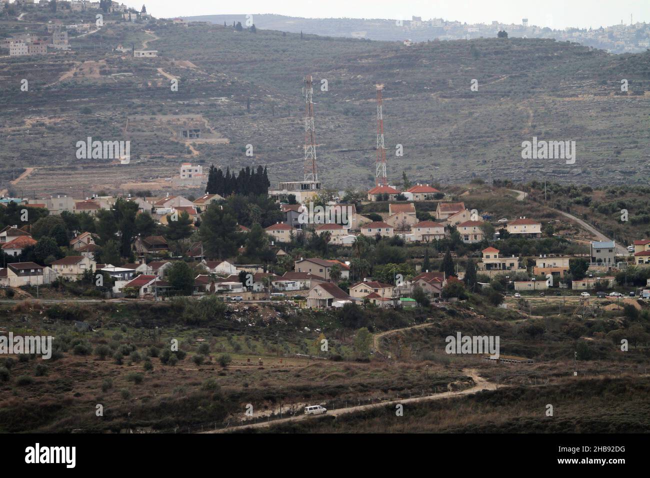 Nablus, Palästina. 17th Dez 2021. Ein Blick auf die jüdische Siedlung von Shavei Shomron während der Demonstration. Jüdische Siedler protestierten nach der Tötung eines israelischen Siedlers aus der jüdischen Siedlung Shavei Shomron bei einem Schussangriff auf sein Auto durch die palästinensischen Jugendlichen, die geflohen waren, Und die jüdischen Siedler griffen Häuser und Fahrzeuge palästinensischer Bürger im Westjordanland in der Nähe der Stadt Nablus an. Kredit: SOPA Images Limited/Alamy Live Nachrichten Stockfoto