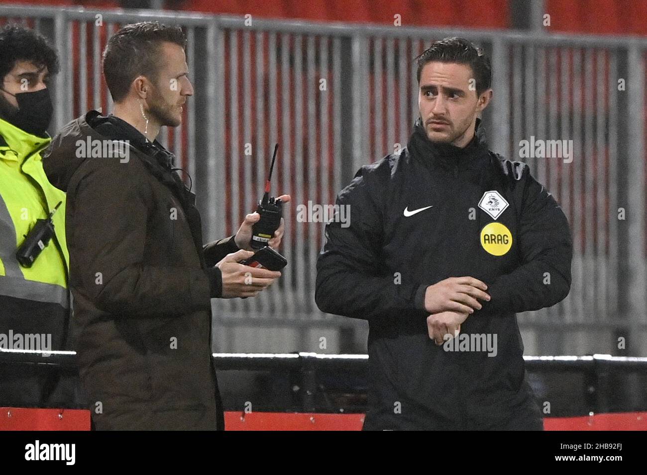 ALMERE, NIEDERLANDE - 17. DEZEMBER: 4th offizieller Haico Michielsen während des niederländischen Keuken Kampioen Divisie-Spiels zwischen Almere City und FC Volendam im Yanmar Stadion am 17. Dezember 2021 in Almere, Niederlande (Foto von Patrick Goosen/Orange Picics) Credit: Orange Pics BV/Alamy Live News Stockfoto