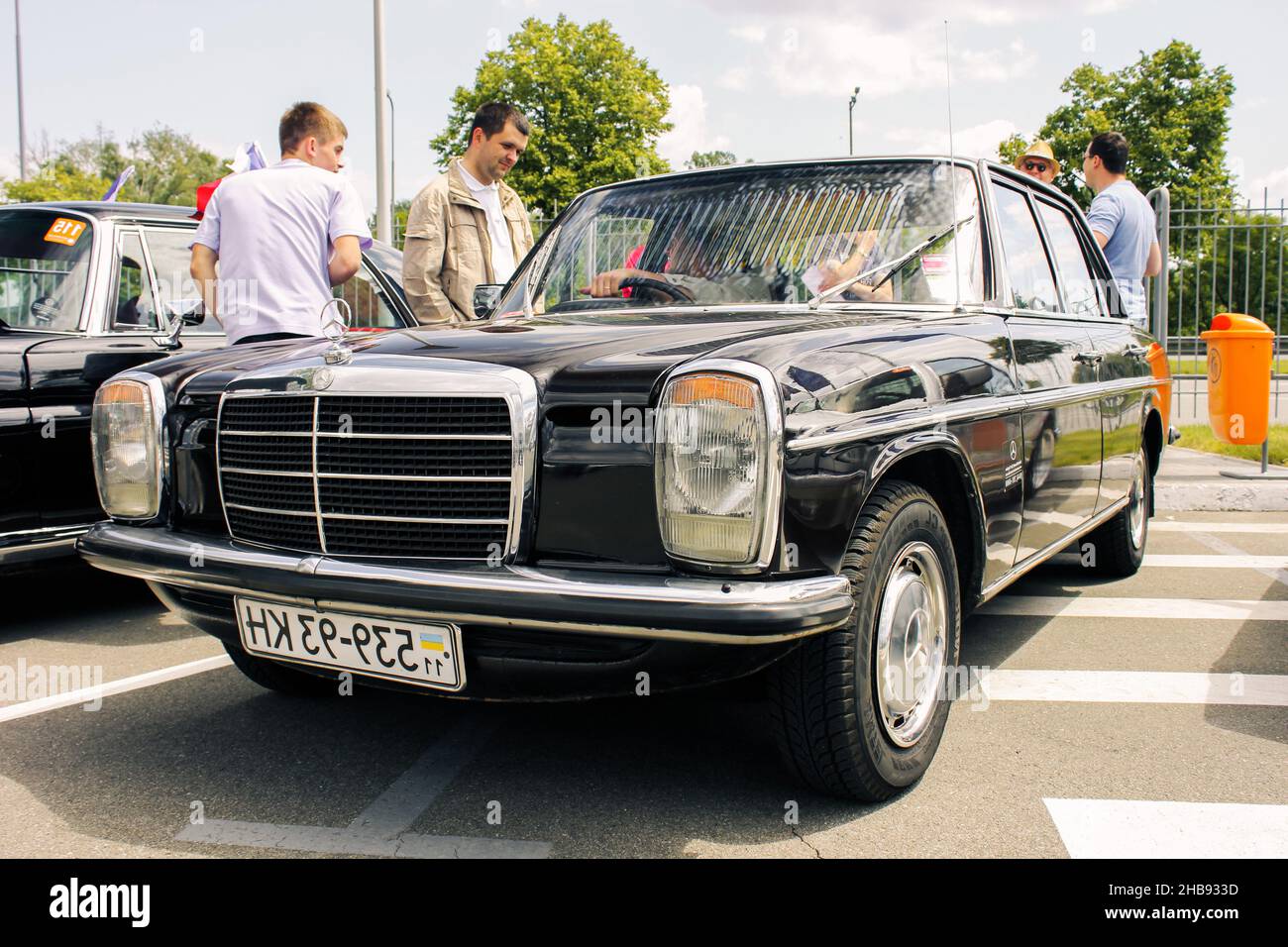 Kiew, Ukraine - 2. Juni 2012: Alter Mercedes-Benz in der Stadt. Retro-Auto  Mercedes Stockfotografie - Alamy