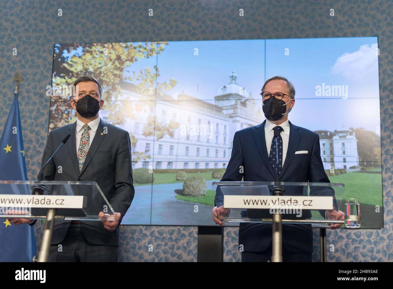 Prag, Tschechische Republik. 17th Dez 2021. Premierminister Petr Fiala (R) und Innenminister Vit Rakusan werden während einer Pressekonferenz nach dem ersten Treffen der Regierung gesehen. Der tschechische Präsident Milos Zeman ernannte in Chateau Lany die neue tschechische Regierung. Die tschechische Regierung besteht aus fünf politischen Parteien: ODS, KDU-CSL, TOP 09, STAN und Tschechische Piratenpartei. Kredit: SOPA Images Limited/Alamy Live Nachrichten Stockfoto