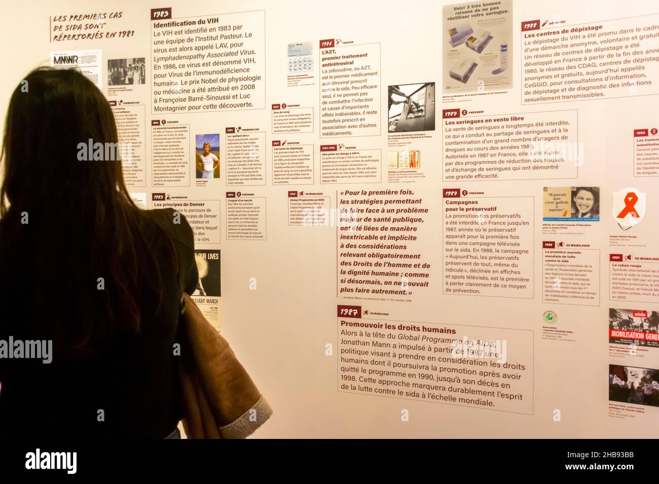 Marseille, Frankreich, MUCEM-Museumsausstellung, Geschichte von AIDS, 'VIH/SIDA, L'epidemie n'est pas finie!' (Die AIDS-Epidemie ist noch nicht vorbei!) AIDS History Exhibition, Teen Girl Lesebeschreibung an der Wand Stockfoto