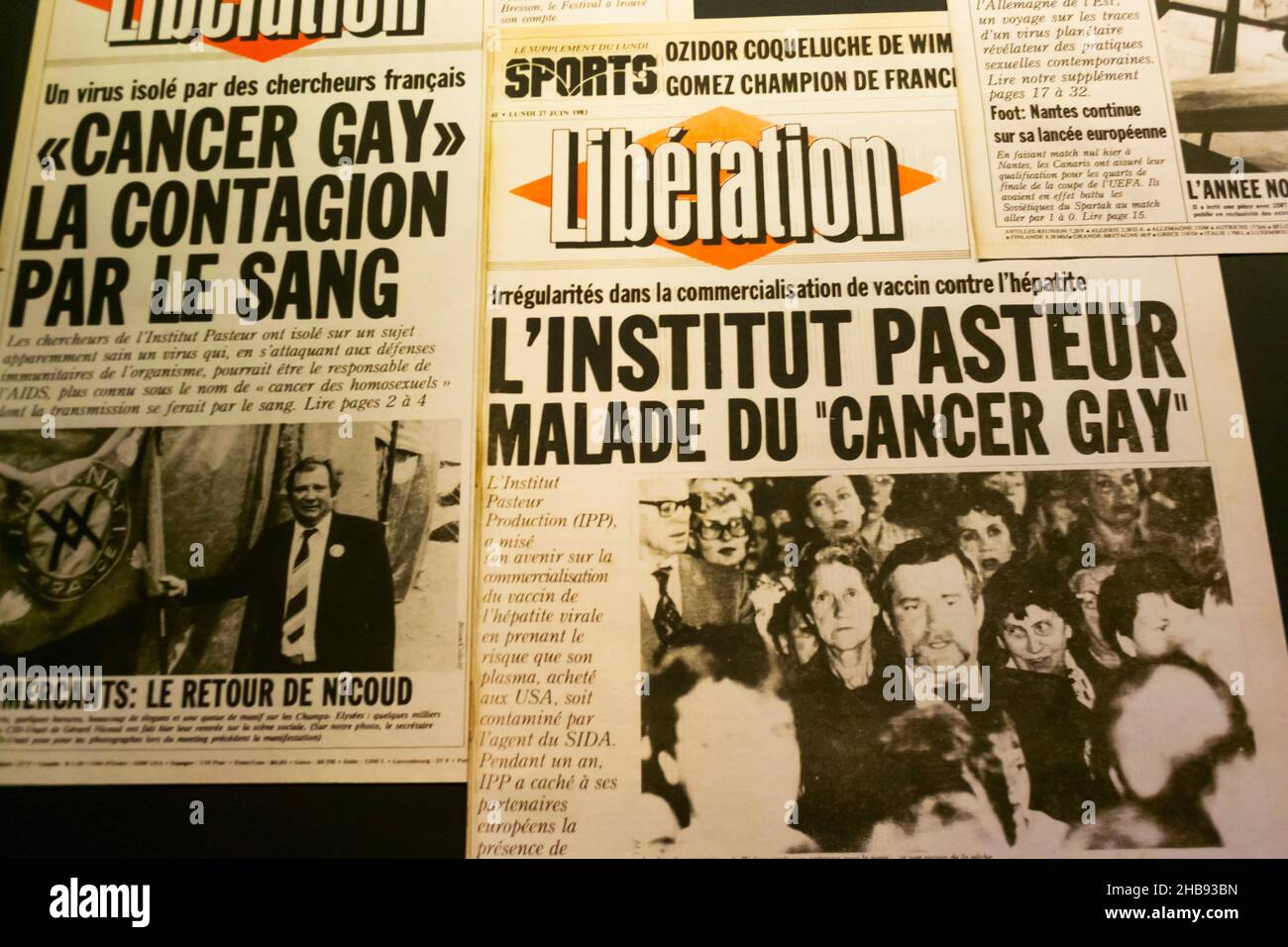 Marseille, Frankreich, MUCEM Museum Ausstellung, Geschichte von AIDS, französische Presse, alte Zeitungen Schlagzeilen: „Gay Cancer » Archives, Epidemic and Pest france, HIV 1980s Stockfoto