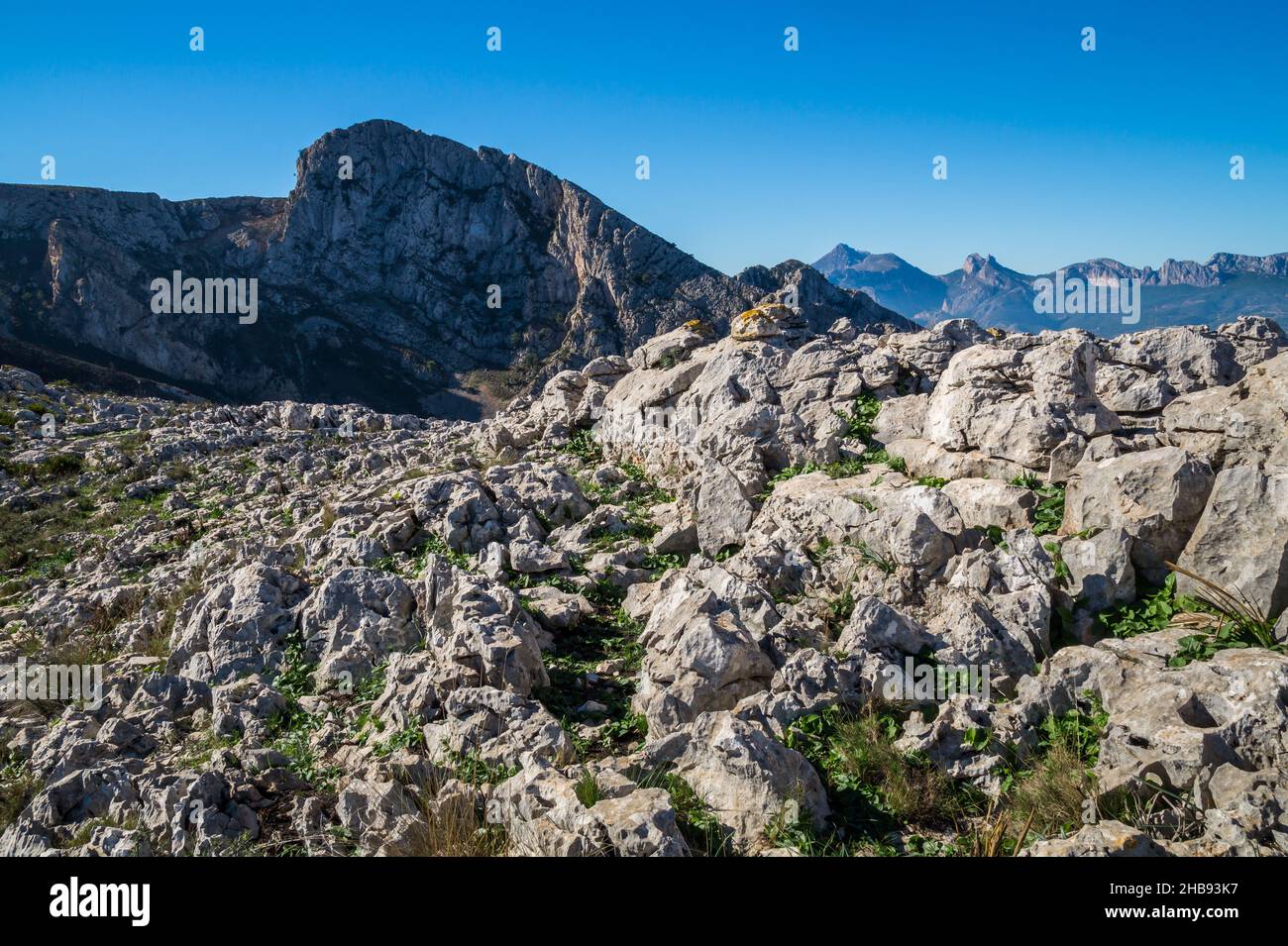 Berglandschaft mit Kalksteinfelsen und klarem blauen Himmel schönes Wanderziel in Spanien Stockfoto