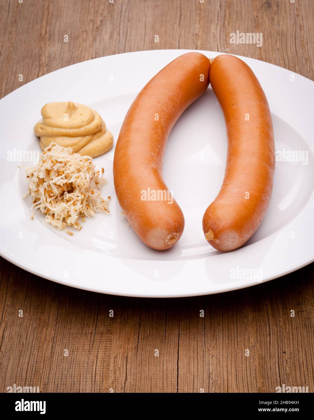 Wiener Würstchen mit Senf und Meerrettich Stockfoto