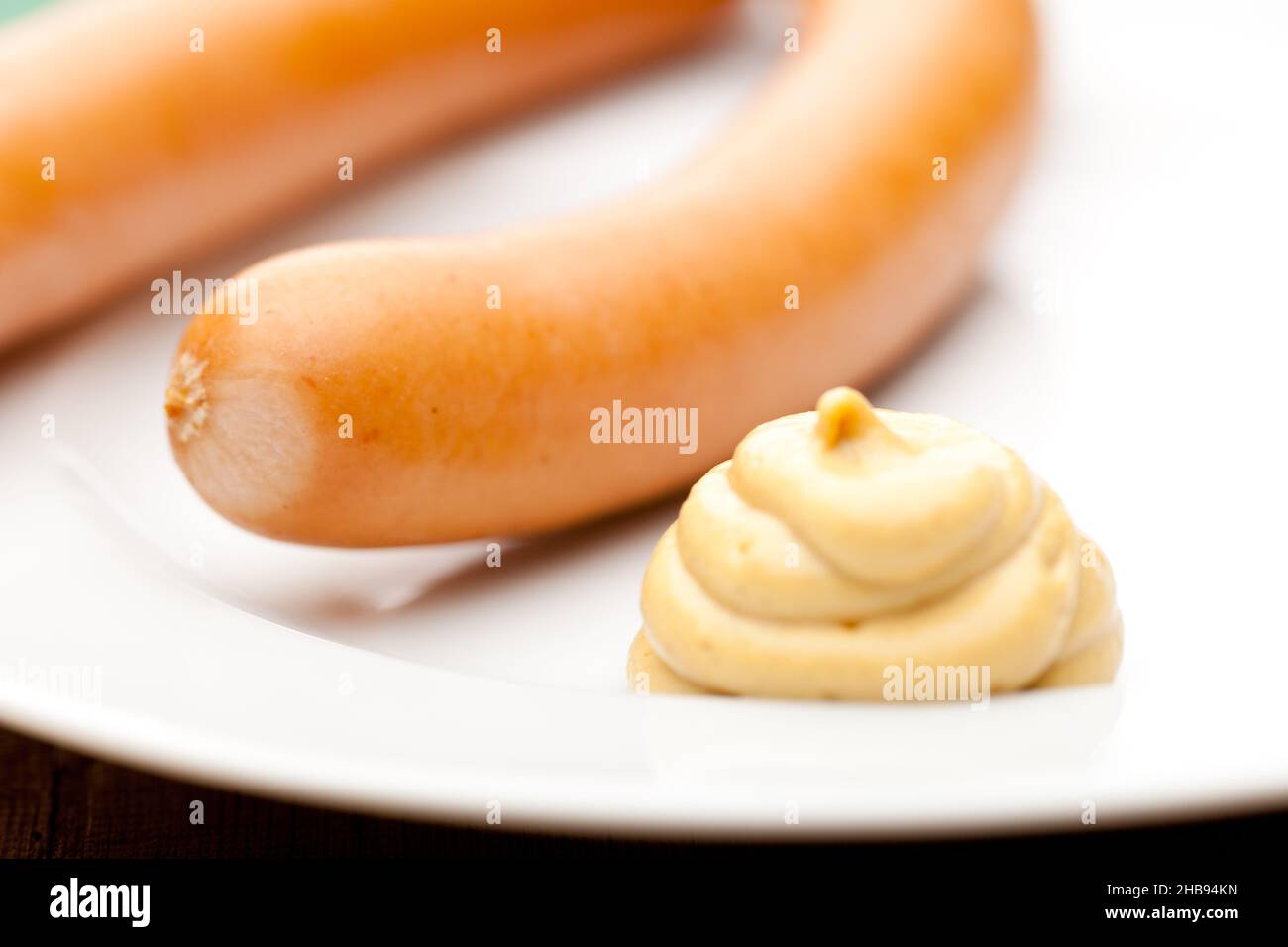 Wiener Würstchen mit Senf Stockfoto