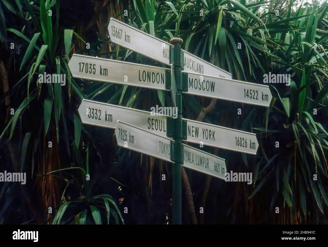 Das internationale Ziel-Distanzschild in Fitzroy Gardens in der Kings Cross Gegend von Sydney, Australien Stockfoto