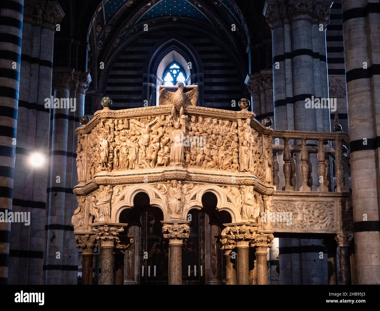 Siena, Italien - August 15 2021: Kanzel in der Kathedrale von Siena aus Carrara-Marmor im gotischen Stil von Nicola Pisano Stockfoto