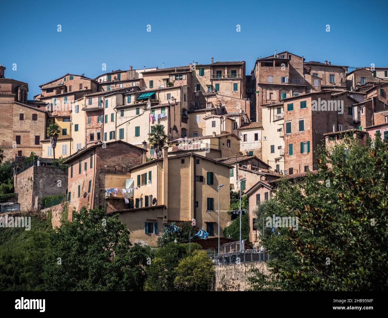 Stadtbild von Siena mit mittelalterlichen Wohnhäusern der historischen Altstadt auf einem Hügel in der Toskana Stockfoto