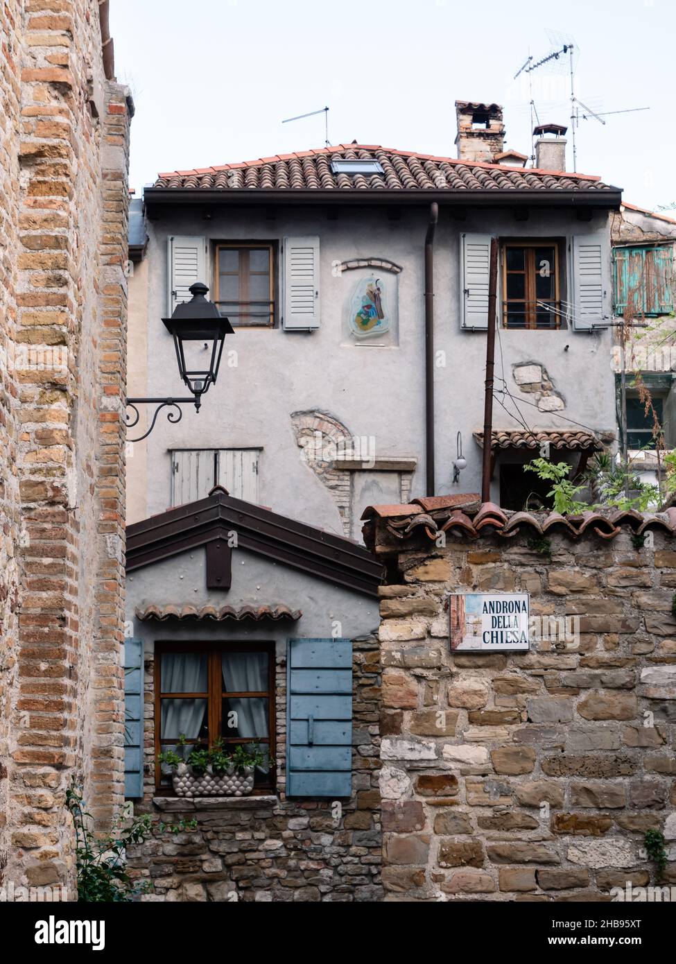 Traditionelle Steinhäuser in der Altstadt von Grado in Italien auf dem Androna della Chiesa Platz im Zentrum des historischen Dorfes Stockfoto