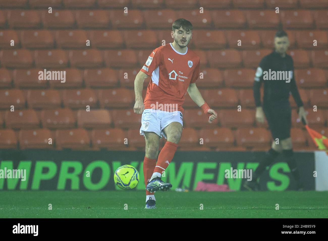 Liam Kitching #5 von Barnsley übergibt den Ball zurück Stockfoto
