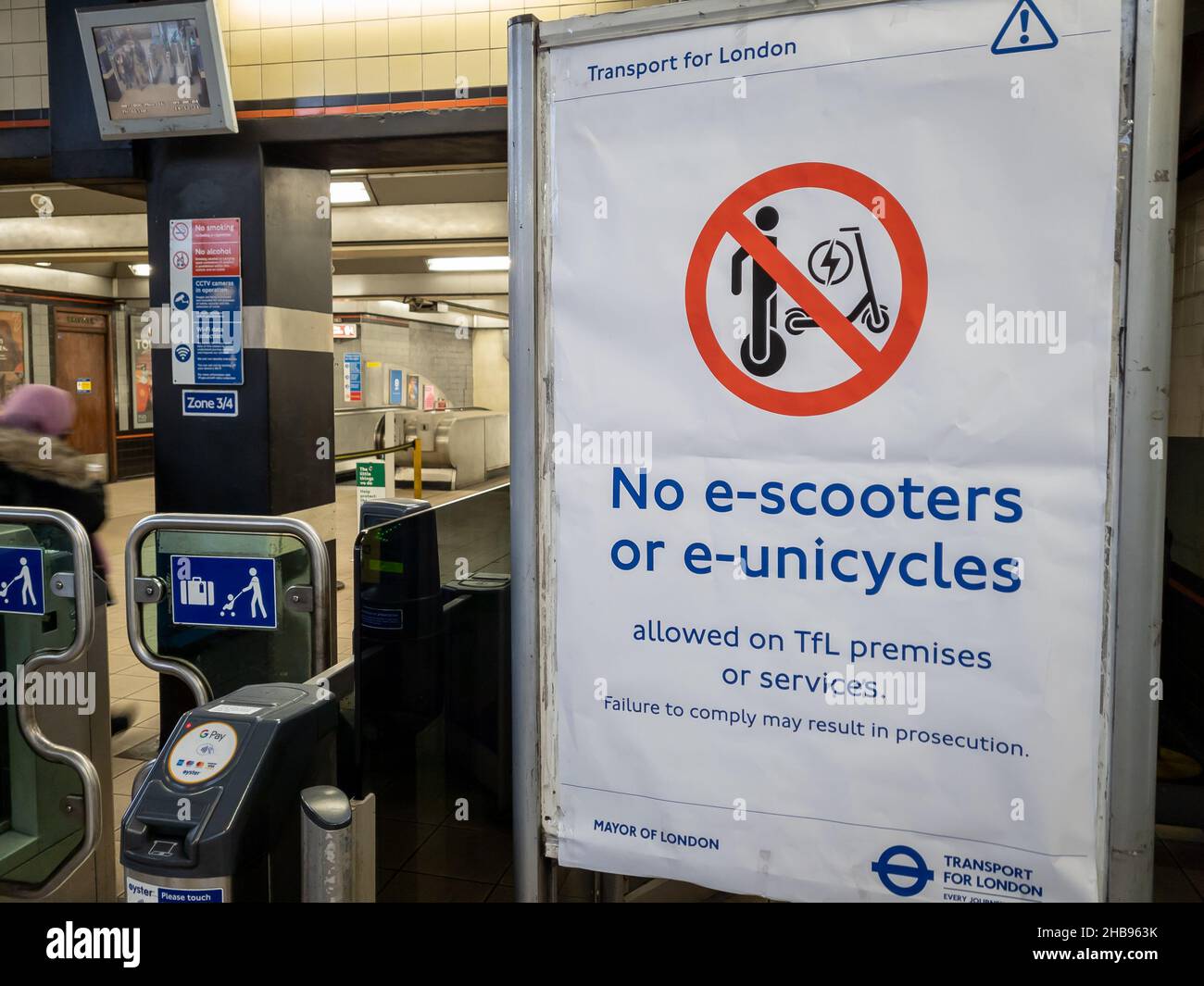 London. UK-12.14.2021. Ein Hinweis in der Londoner U-Bahn, der E-Scooter und E-Einräder nach einer Reihe von Bränden dieser Gegenstände verbietet. Stockfoto