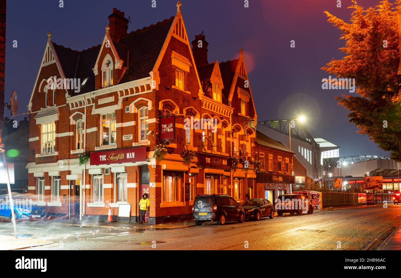 The Twelfth man Pub, Walton Breck Road, Anfield, Liverpool 4, mit Anfield Ground des Liverpool Football Club im Hintergrund. Aufgenommen Im Dezember 2021. Stockfoto