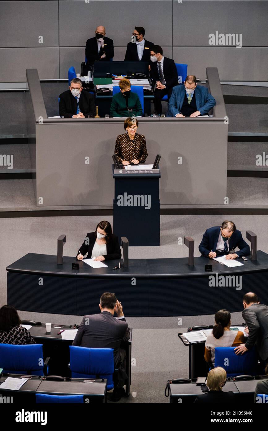 Berlin, Deutschland. 16th Dez 2021. Bettina stark-Watzinger, deutsche Ökonomin und Politikerin der FDP. (Bild: © Ralph Pache/PRESSCOV über ZUMA Press Wire) Stockfoto