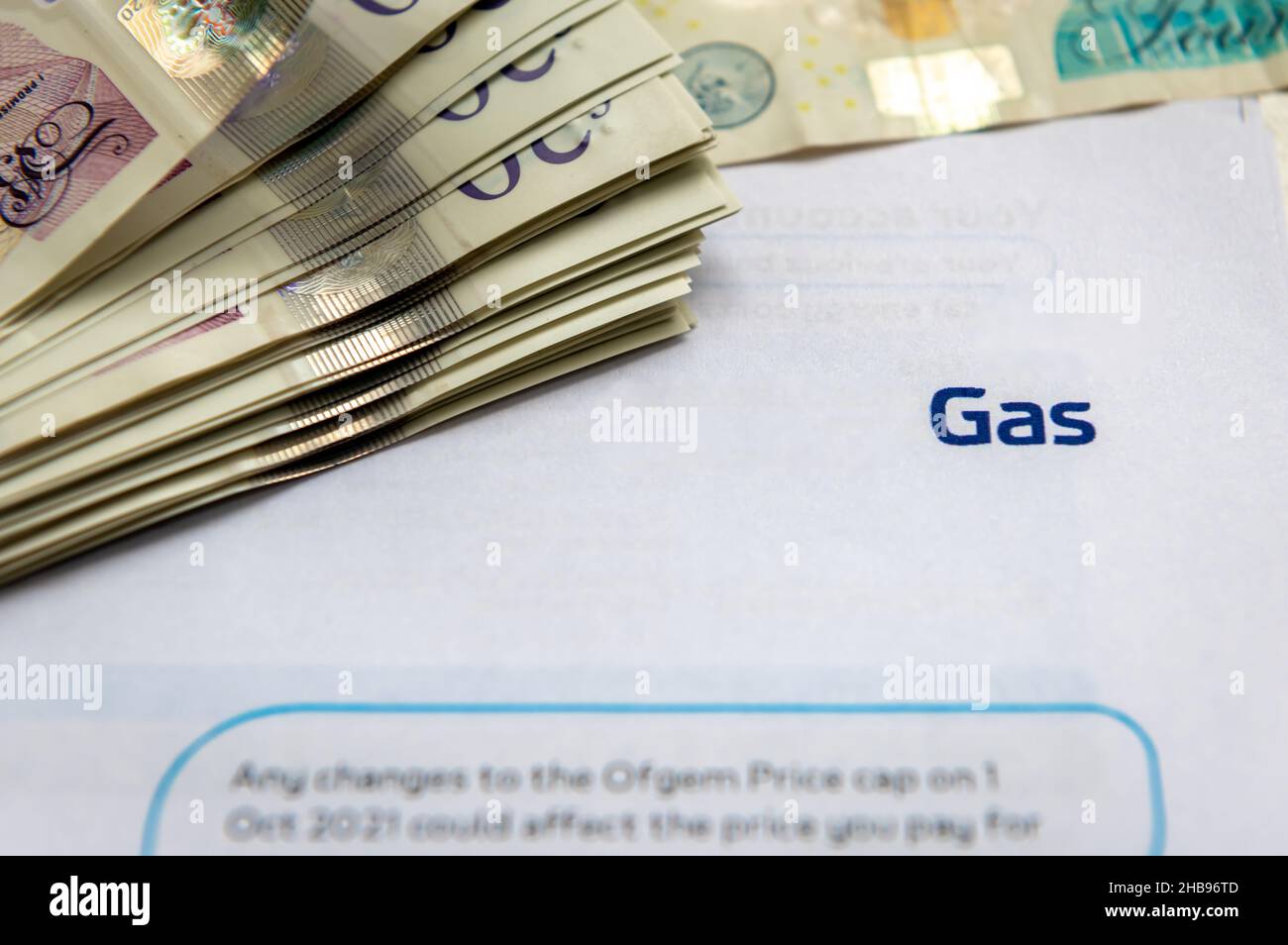 Eine Gasrechnung mit Banknoten. Höhere Energiekosten. Stockfoto
