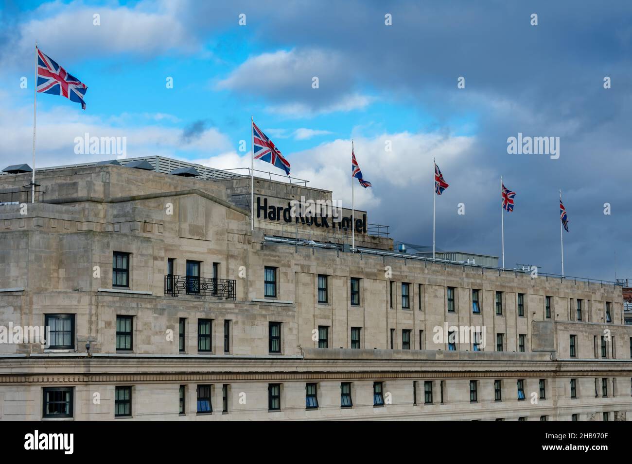 London. GROSSBRITANNIEN: 12.01.2021. Das Hard Rock Hotel in der Oxford Street mit Union Jacks, die auf dem Dach des Gebäudes fliegen. Stockfoto