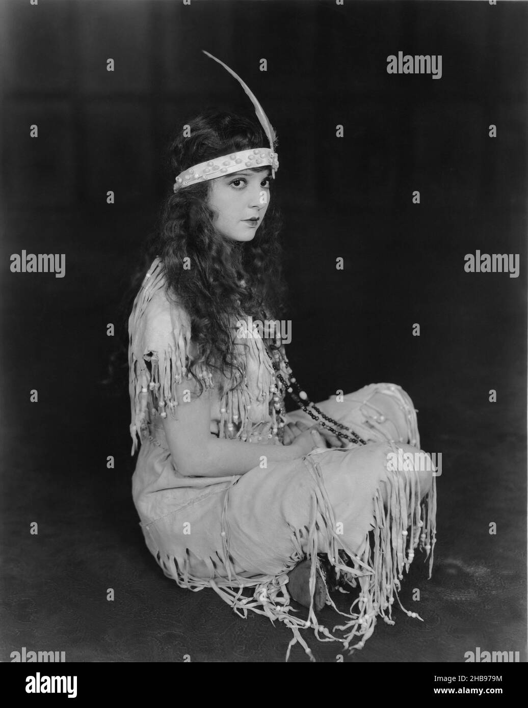 Madge Bellamy in indischer Kleidung und Stirnband mit einer Feder. Sie war eine führende Dame im Film in den 1920er - 1930er Jahren. Ca. 1925 Stockfoto