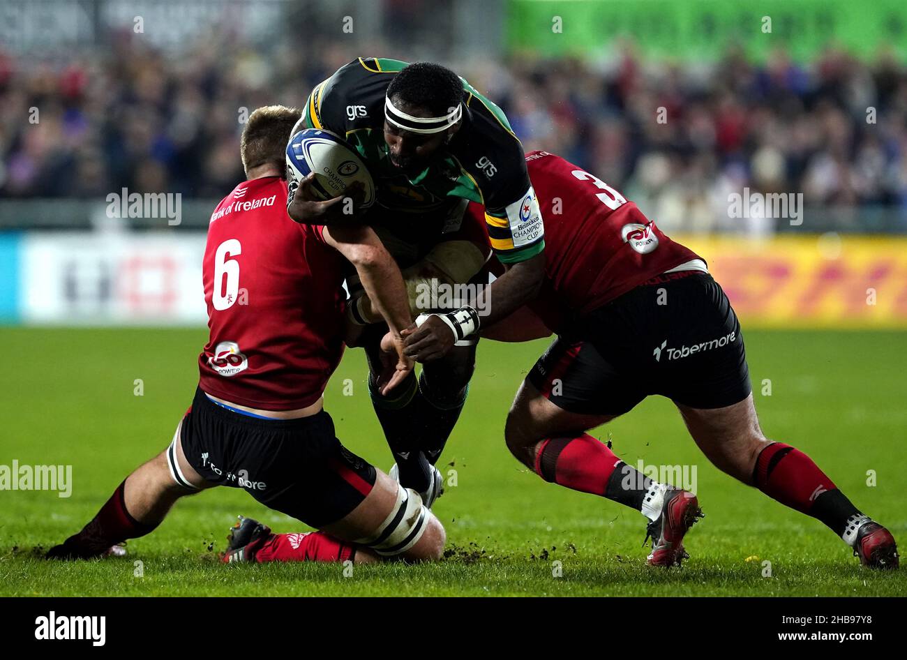 Die API Ratuniyarawa von Northampton Saints (Mitte) wird von Ulsters Marcus Rea (links) und Marty Moore während des Spiels der Heineken Champions Cup Group A im Kingspan Stadium, Belfast, angegangen. Bilddatum: Freitag, 17. Dezember 2021. Stockfoto