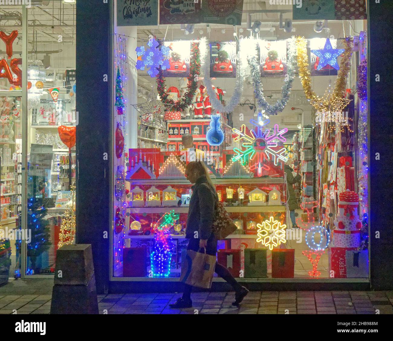 Glasgow, Schottland, Vereinigtes Königreich 17th. Dezember 2021. Weihnachtseinkäufe und Lichter als die kovidierten Regeln einen Schatten über den Urlaub warfen, sahen helle Lichter überall Shopping und Nachtleben, als die Leute herauskamen und Pubs in geschlossene Räume nach den neuen Richtlinien zurückkehrten. Credit Gerard Ferry/Alamy Live News Stockfoto