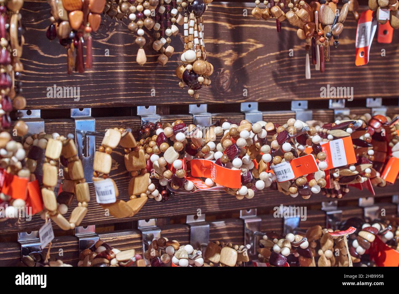 Ruskeala, Russland - 09.14.2021: Holzarmbänder im ethnischen Stil Stockfoto