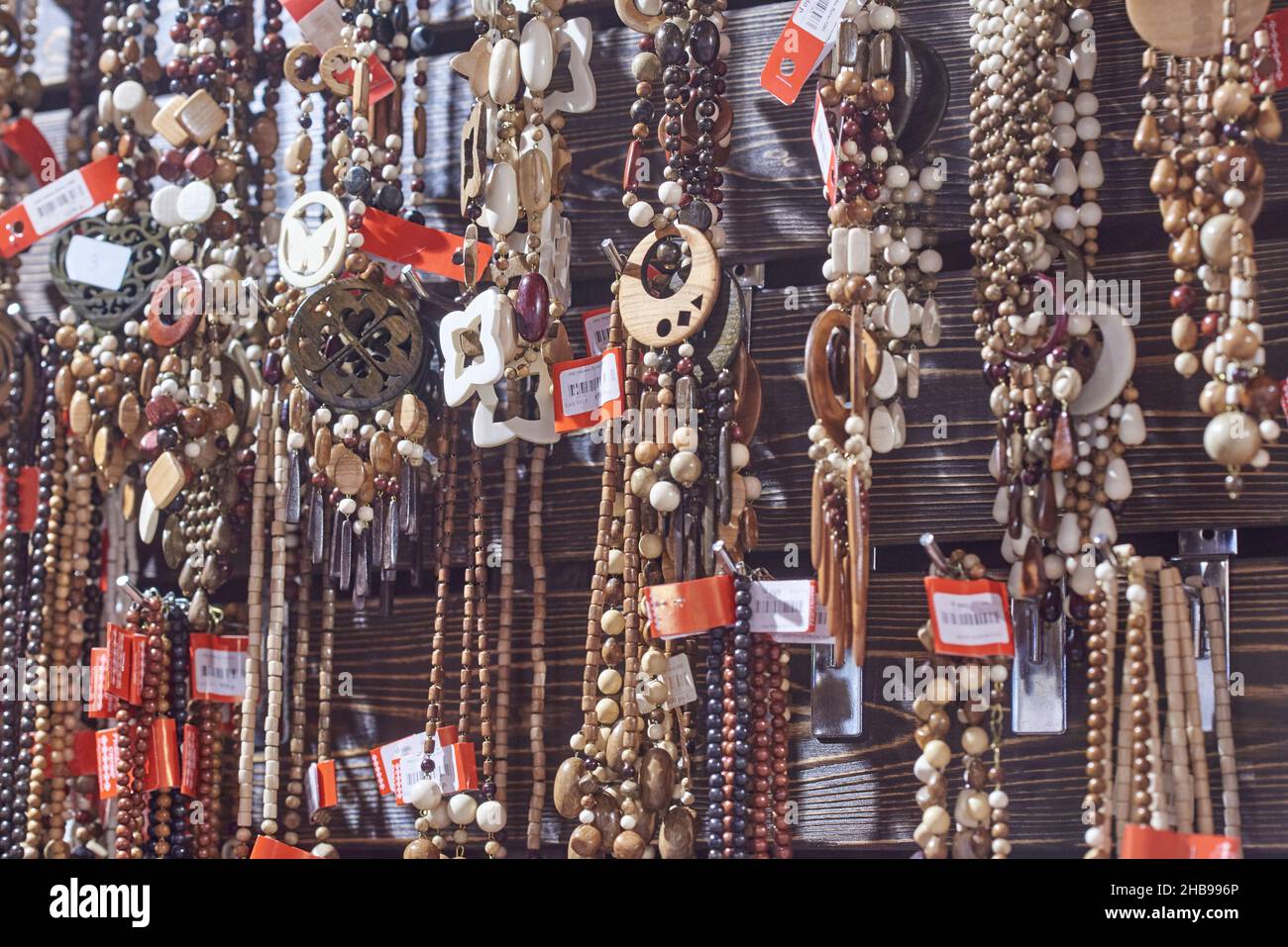 Ruskeala, Russland - 09.14.2021: Holzperlen im ethnischen Stil Stockfoto