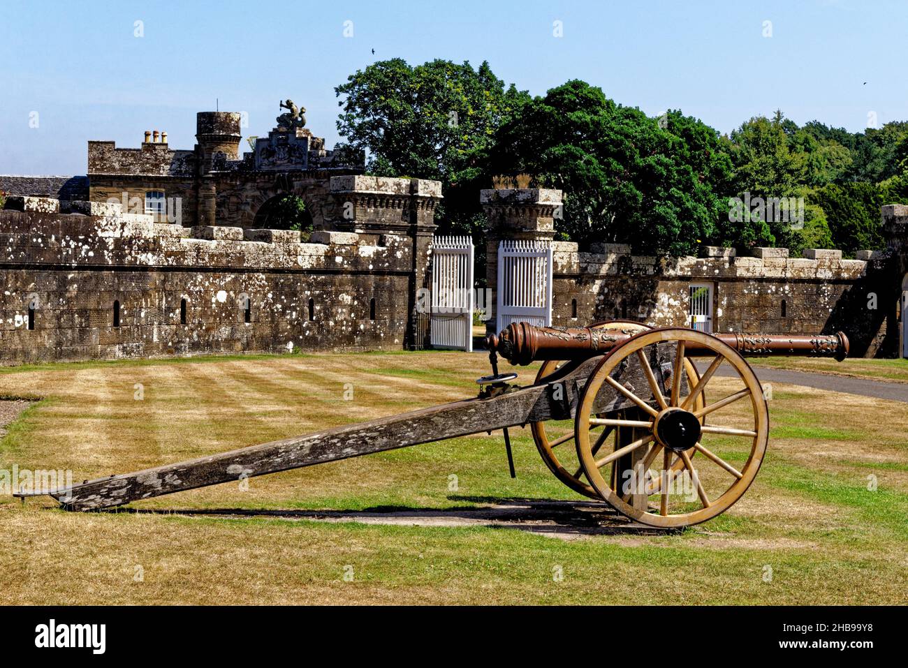 Kanonen vor dem Culzean Castle - Maybole, Carrick an der schottischen Küste von Ayrshire, Großbritannien. 22nd vom Juli 2021 Stockfoto