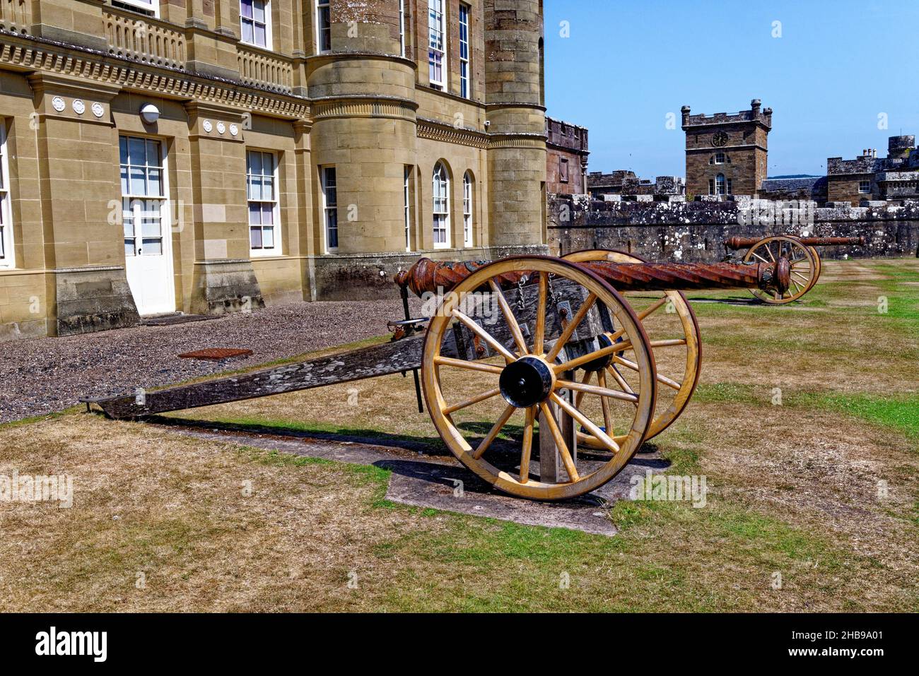 Kanonen vor dem Culzean Castle - Maybole, Carrick an der schottischen Küste von Ayrshire, Großbritannien. 22nd vom Juli 2021 Stockfoto