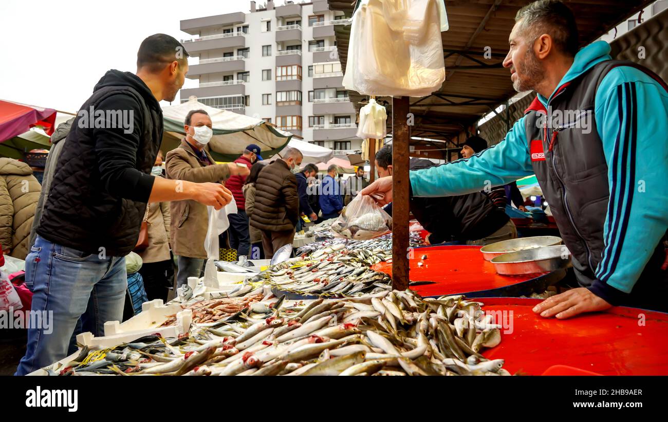 Istanbul, Türkei. 11th Dez 2021. Die Türkei erhöht den Mindestlohn um 50 Prozent gegen den Lira-Crash und die hohe Inflationsrate. Präsident Recep Tayyip Erdogan hat am Donnerstag angekündigt, dass der Mindestlohn ab dem nächsten Jahr um 50 Prozent steigen wird. Andererseits erreichte die türkische Lira heute am Freitag ein neues Rekordtief von 17 Dollar. Nach der Intervention der Istanbuler Zentralbank sank der Dollar/TL-Satz auf das Niveau von 16,50. Der türkische Aktienmarkt Borsa Istanbul schloss die Woche mit starken Rückgängen und zweimaligen Leistungsschaltern. Kredit: İdil Toffolo/Alamy Live Nachrichten Stockfoto