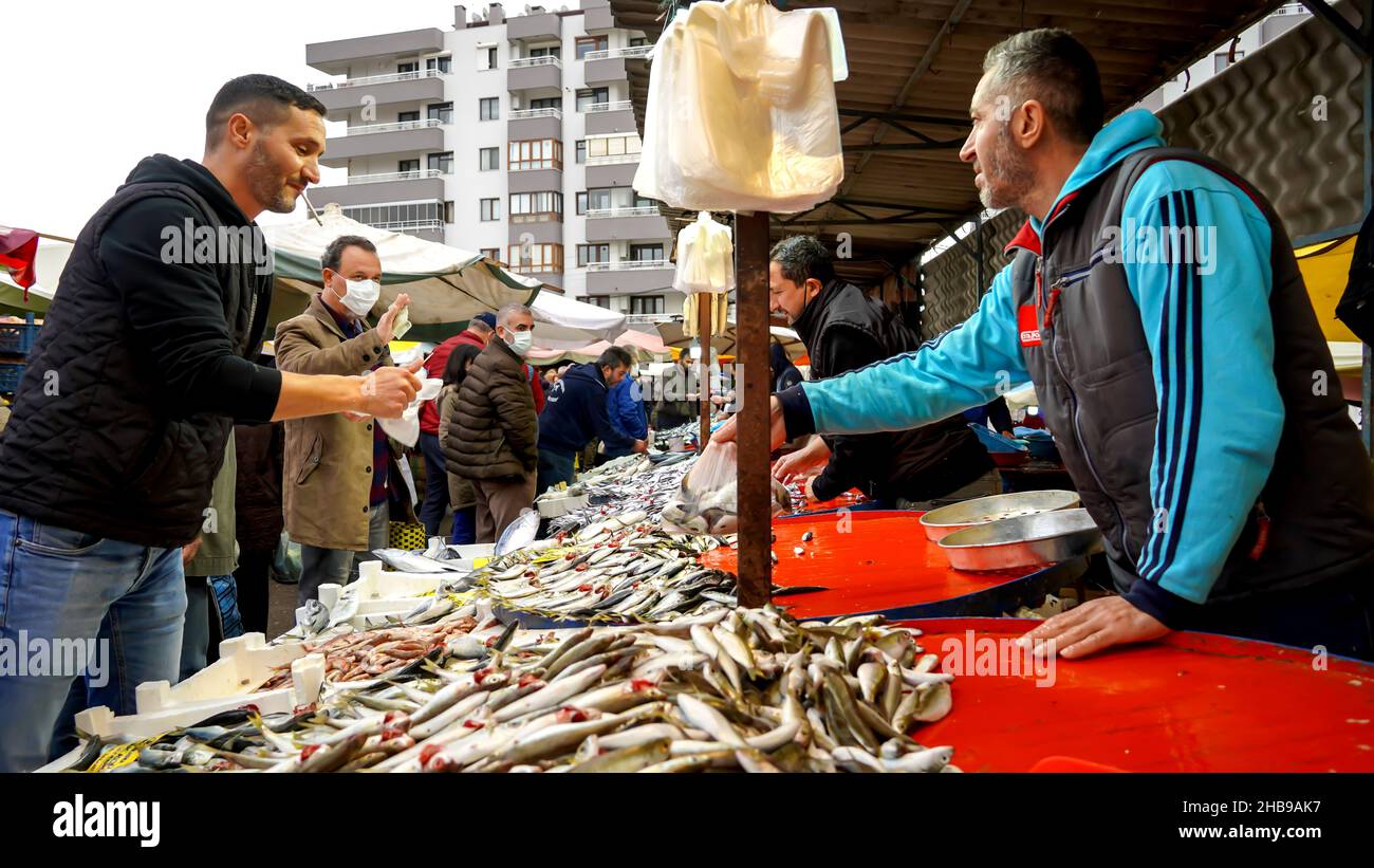 Istanbul, Türkei. 11th Dez 2021. Die Türkei erhöht den Mindestlohn um 50 Prozent gegen den Lira-Crash und die hohe Inflationsrate. Präsident Recep Tayyip Erdogan hat am Donnerstag angekündigt, dass der Mindestlohn ab dem nächsten Jahr um 50 Prozent steigen wird. Andererseits erreichte die türkische Lira heute am Freitag ein neues Rekordtief von 17 Dollar. Nach der Intervention der Istanbuler Zentralbank sank der Dollar/TL-Satz auf das Niveau von 16,50. Der türkische Aktienmarkt Borsa Istanbul schloss die Woche mit starken Rückgängen und zweimaligen Leistungsschaltern. Kredit: İdil Toffolo/Alamy Live Nachrichten Stockfoto