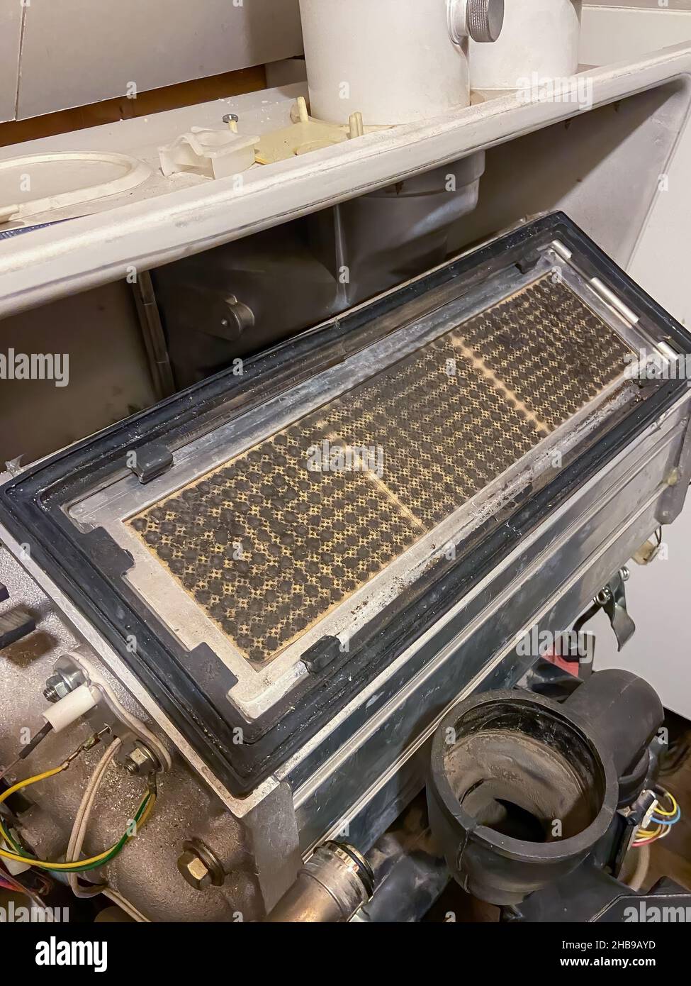 Extrem verschmutzter Brenner eines Gaskessels Stockfoto