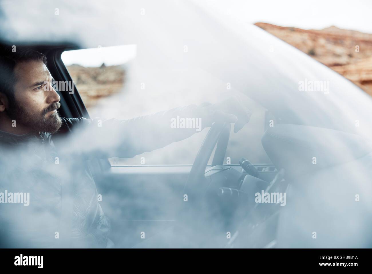 Mann, der in Utah fährt, Blick durch das Vorderfenster Stockfoto