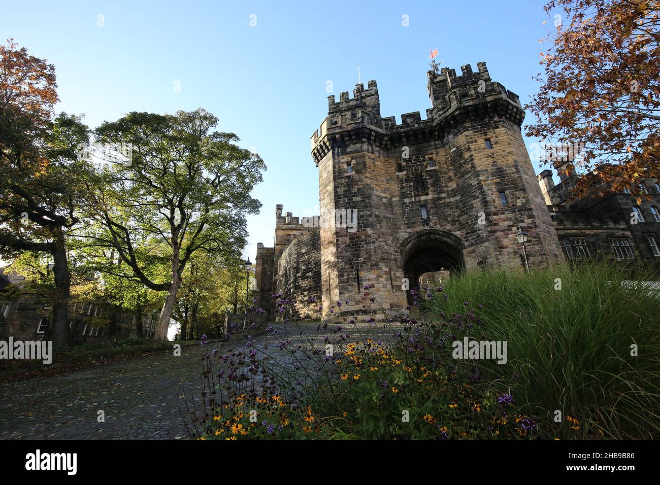 Lancaster Castle, Lancaster, Lancashire, England. Das imposante Gatehouse und vor dem Schloss Stockfoto