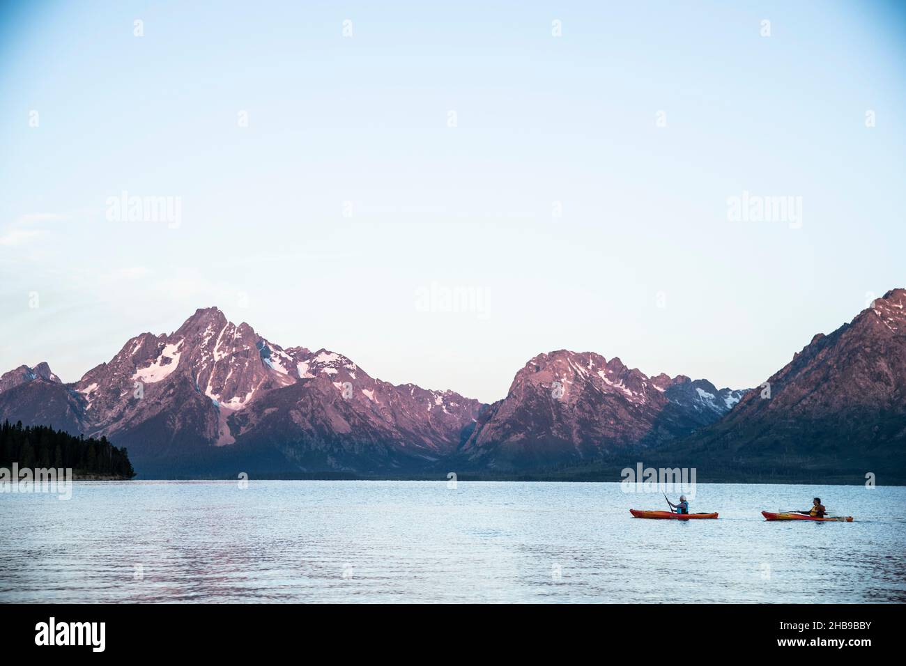 Zwei Kajakfahrer am Jackson Lake in Wyoming Stockfoto